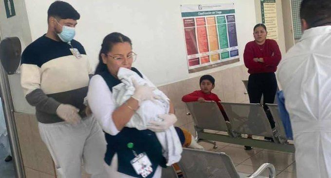 Adolescente da a luz en baño de clínica del IMSS tras negarle atención por trámite administrativo