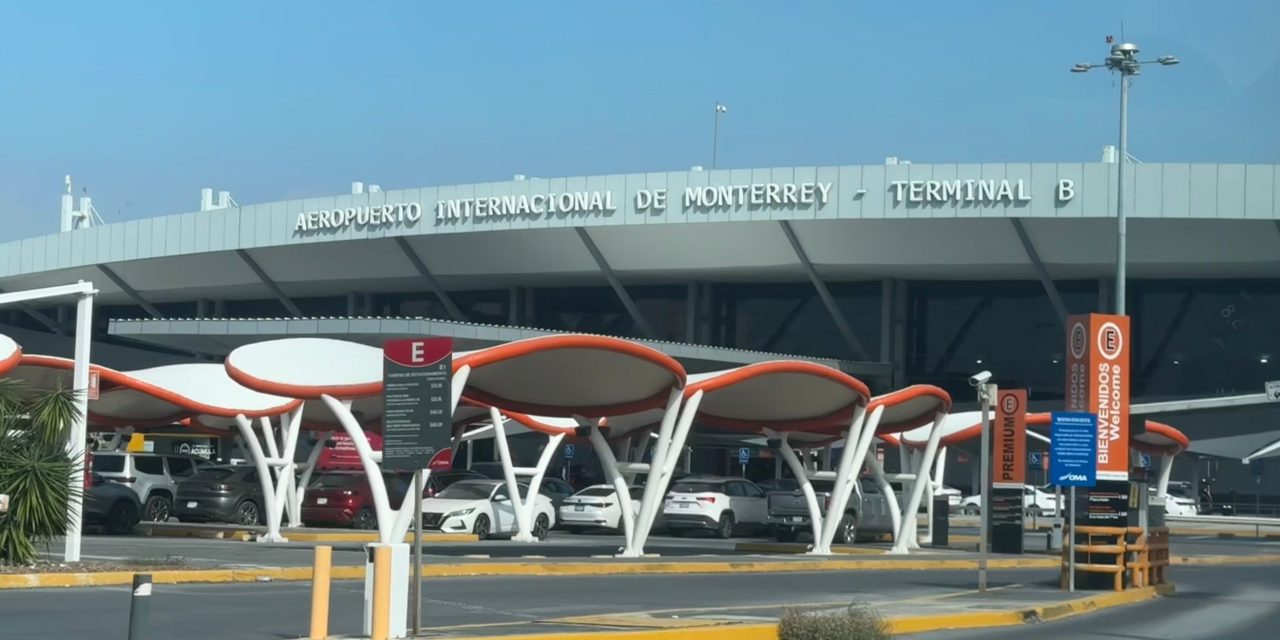 Taxis pirata dominan el Aeropuerto de Monterrey ante la ausencia de autoridad