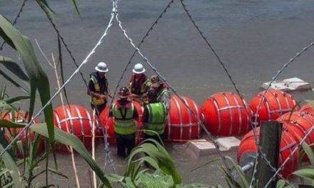 Comienzan a instalar las boyas del muro flotante fronterizo en el río Bravo