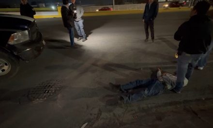 Saltillo: Briago se avienta de auto en movimiento en pleno Periférico