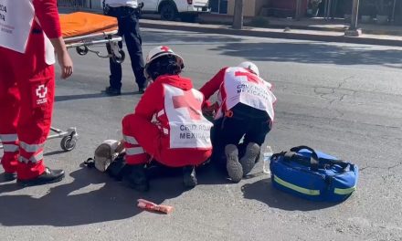 Cae copiloto de motocicleta y conductor lo abandona en Saltillo