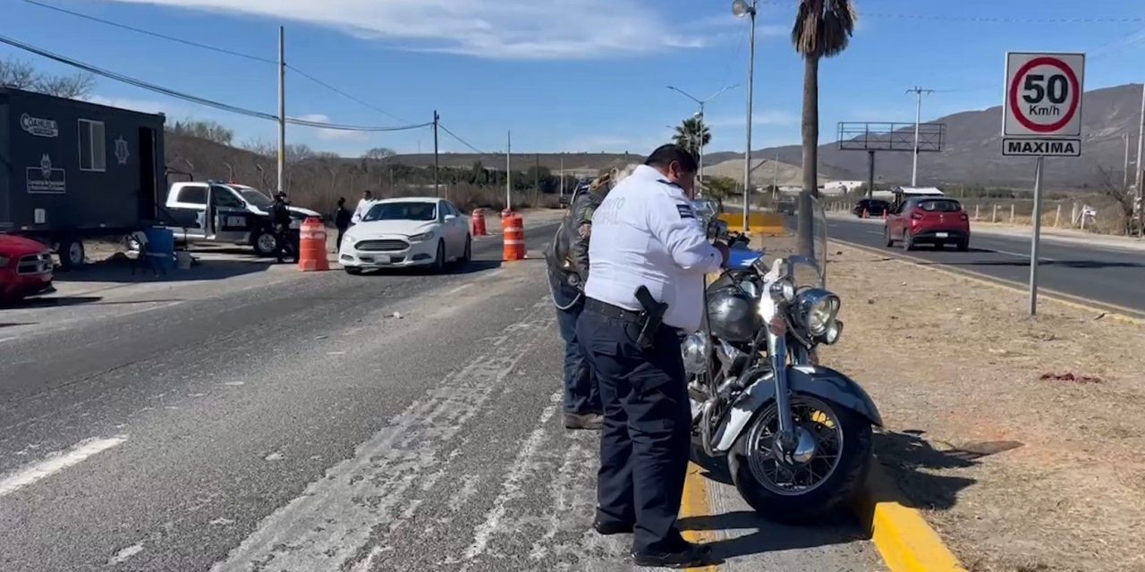 Caen de motocicleta en filtro de seguridad