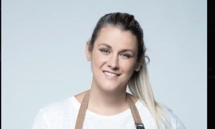 Ella es la chef Cecy González; acusada de violencia laboral por quitar propinas a cocineros
