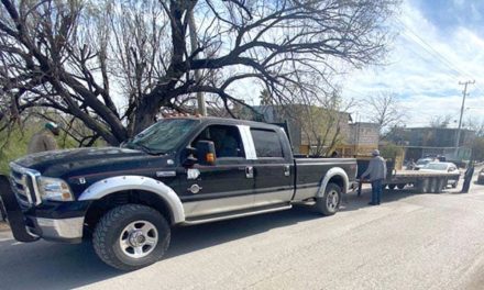 Remolque se desprende y causa accidente en Sabinas