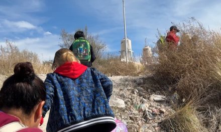 Saltillo: En la colonia Hacienda Narro, muchos niños cruzan el arroyo para llegar a la escuela