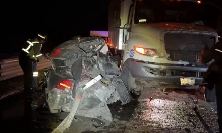 Auto queda destruido tras choque en el libramiento Norponiente