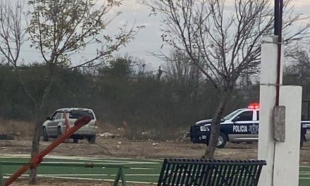 Detienen a hombre por arrojar basura a un predio de Sabinas