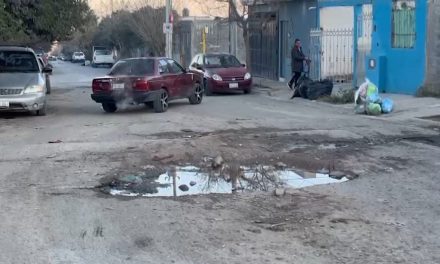 Enorme bache en colonia ampliación Morelos dificulta tráfico y causa serios problemas