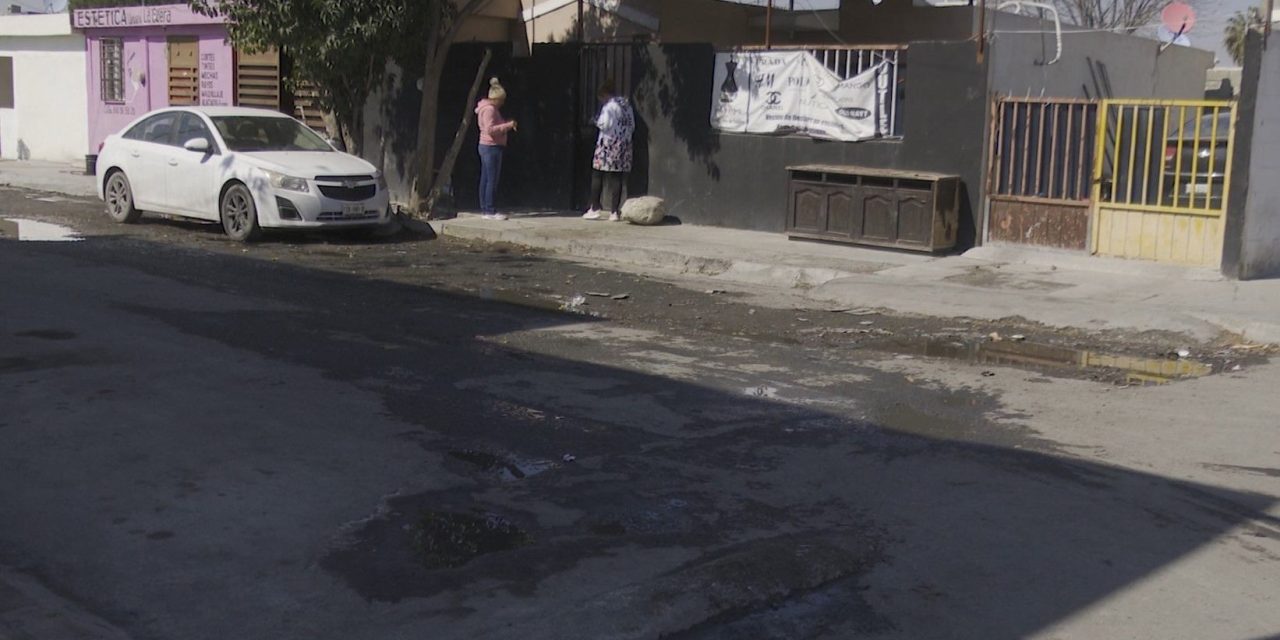 Entre baches y agua estancada viven familias de la colonia Santa Cristina