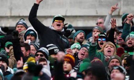 Joven de 18 años muere tras caer de un poste durante celebración de los Eagles en Filadelfia