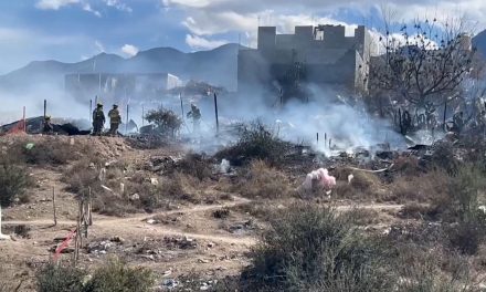 Fuerte incendio en la María de León consume tres tejabanes