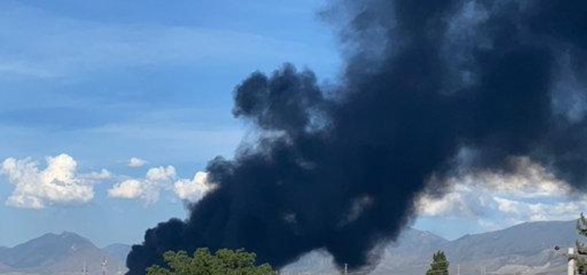 Incendio en recicladora abandonada genera fumarola visible en todo Saltillo
