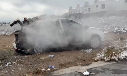 Hombre se fractura el pie al intentar apagar incendio en su vehículo en Saltillo