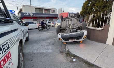 Conductor ignora alto y lo hacen volcar en Saltillo