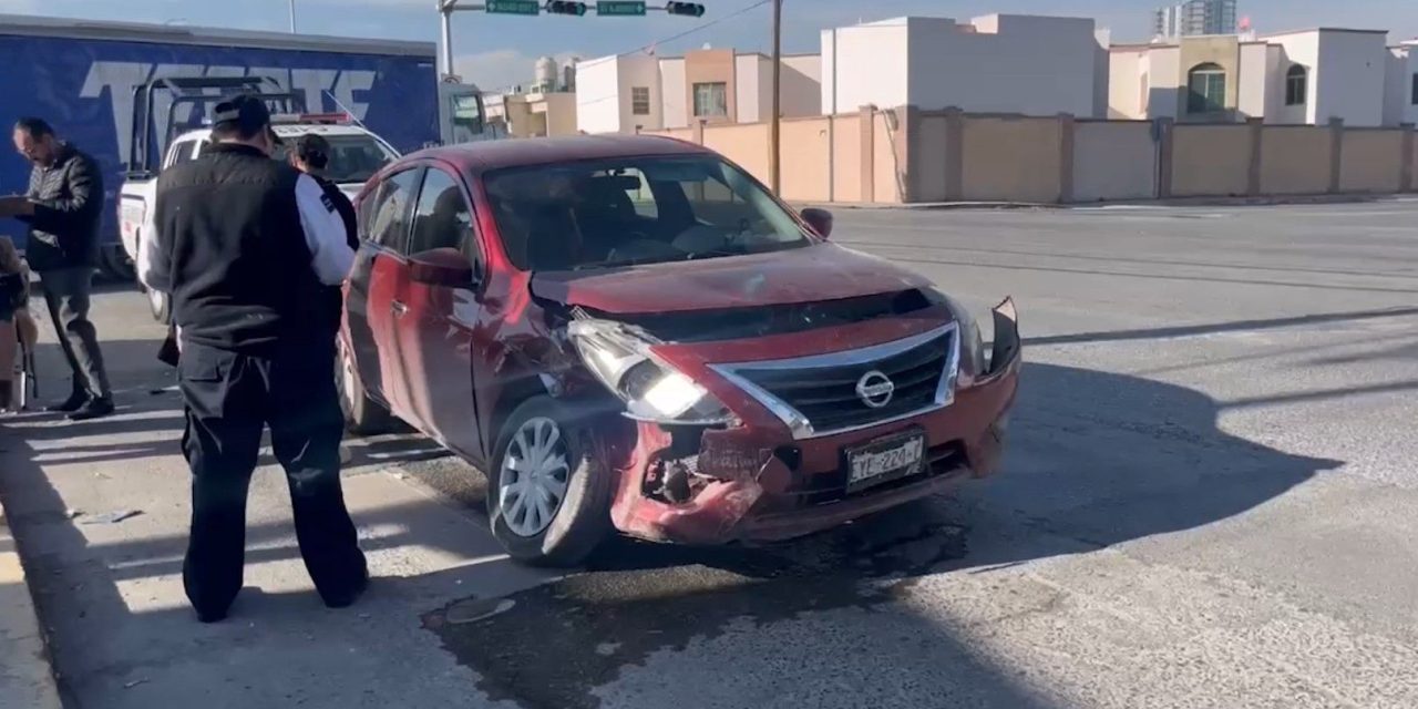 Imprudencia de conductor lo lleva a dañar dos vehículos en boulevard Musa de León
