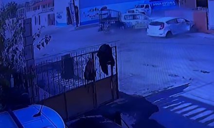 Imprudente jovencita impacta a patrulla en Monclova y termina derribando una barda