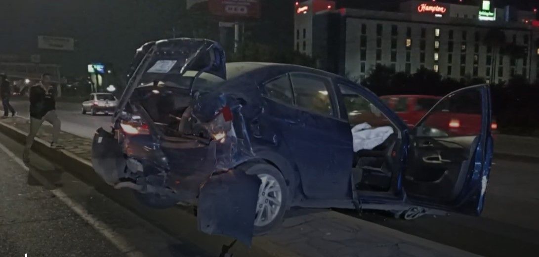 Mujer invade carril y provoca encontronazo en pleno V. Carranza