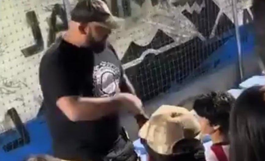 Fanático del Tampico Madero corre de la tribuna a niño que traía la playera de Chivas… fue vetado por el equipo