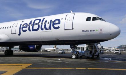 Hallan dos cadáveres en el tren de aterrizaje de un avión en Florida