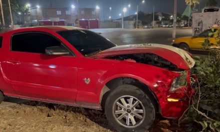 Jovencita pierde el control de su Mustang al sur de Saltillo