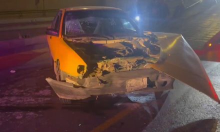 Hombre ebrio destruye su auto al cerrarle el paso transporte de personal en Saltillo