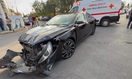 Menores terminan lesionados en volcadura en Saltillo