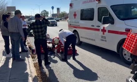 Motociclista azota su cabeza contra el suelo al sur de Saltillo