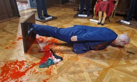 Activista propalestino destruye figura de Netanyahu en el Museo de Cera de CDMX