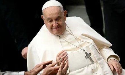 Papa Francisco sufre caída y lesión en el brazo derecho
