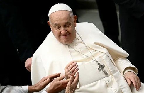 Papa Francisco sufre caída y lesión en el brazo derecho
