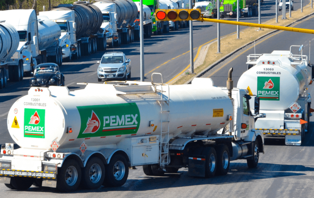Pemex suspende licitaciones debido a crisis financiera y baja producción