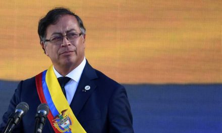 Gustavo Petro revela presencia de más de 15,000 estadounidenses irregulares en Colombia y cuestiona trato de EE. UU. a migrantes