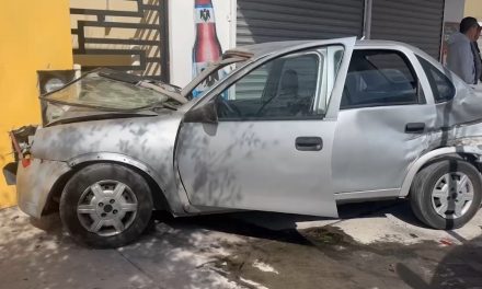 Pierde el control y se estrella contra domicilio en Saltillo