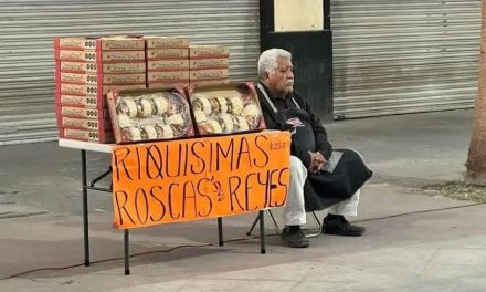 ‘¿Y esta rosa?’; adulto mayor vende todas sus roscas de reyes luego de batallar para venderlas