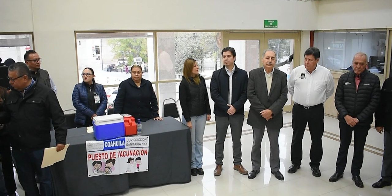 Secretario de Salud, Eliud Aguirre, visita módulos de vacunación en Monclova
