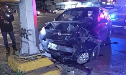 Semáforo en Periférico se le atraviesa a un ebrio y causa choque en Saltillo