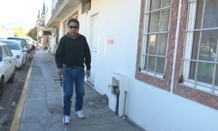 Se queja invidente de las banquetas de Saltillo