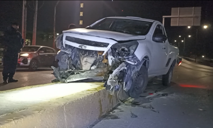 Saltillo: Destroza su camioneta por acelerado, dejó cuantiosos daños materiales