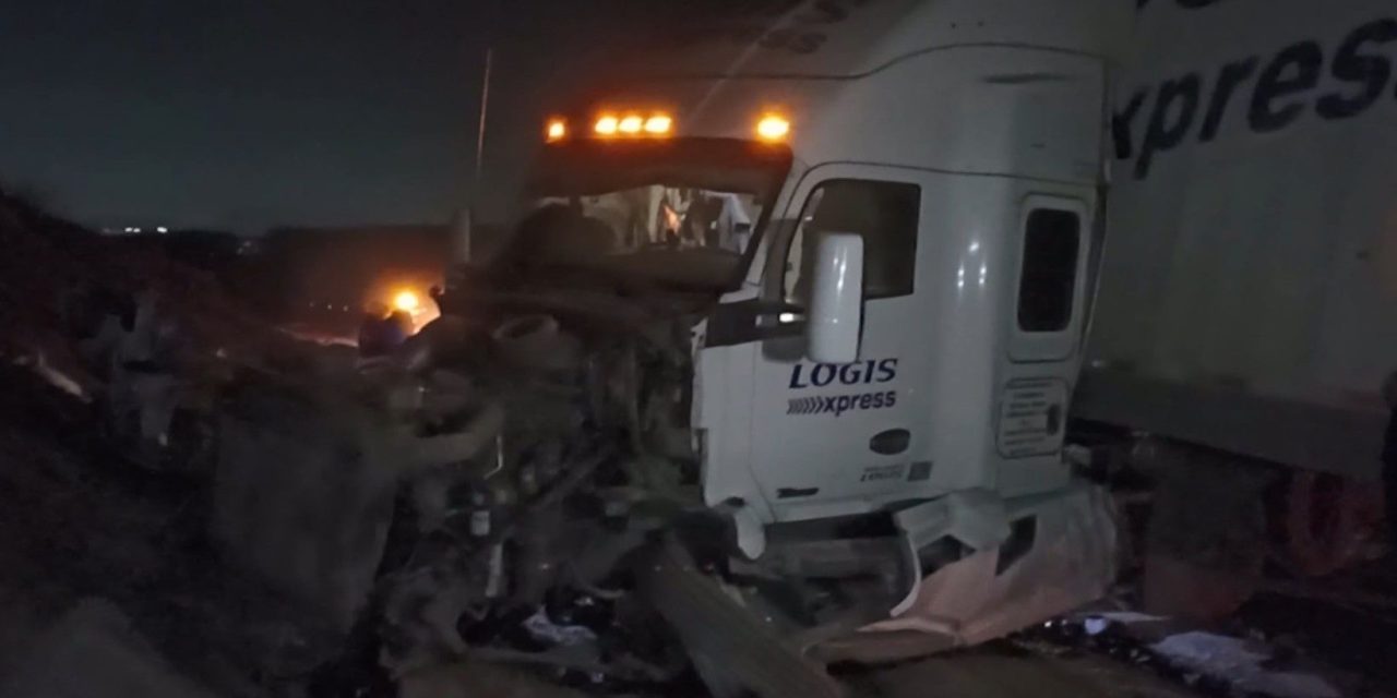 Trailero se queda dormido al volante y termina estrellado en la carretera en Ramos Arizpe