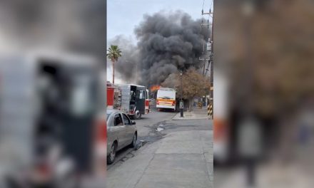 Unidad de transporte público se incendia en el boulevard Isidro López Zertuche