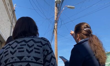 Vecinos de la calle Matamoros exigen solución ante poste a punto de caer