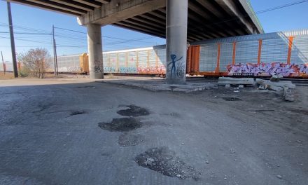 Vecinos denuncian escombro, grafitti y falta de pavimentación en puente a la altura del boulevard Vito Alessio Robles