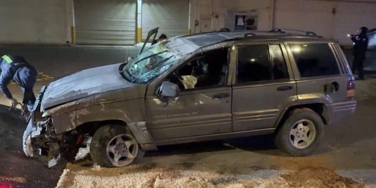 Conductor vuelca por las prisas en Saltillo