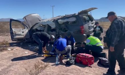 Vuelca familia canadiense en la autopista Torreón-Saltillo