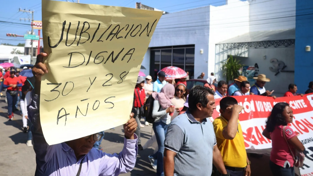 Maestros de Monclova se unen y protestan contra la Ley del ISSSTE