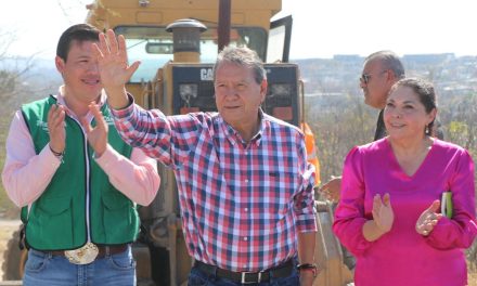 Entregan obra de saneamiento e inician pavimentación en San Juan de Sabinas