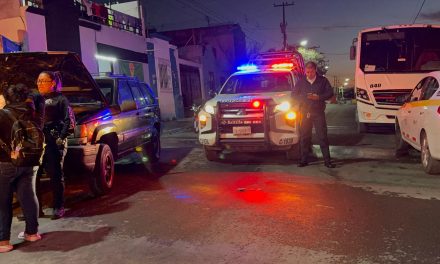 Hombre evita que su camioneta atropelle a su nieto y resulta lesionado