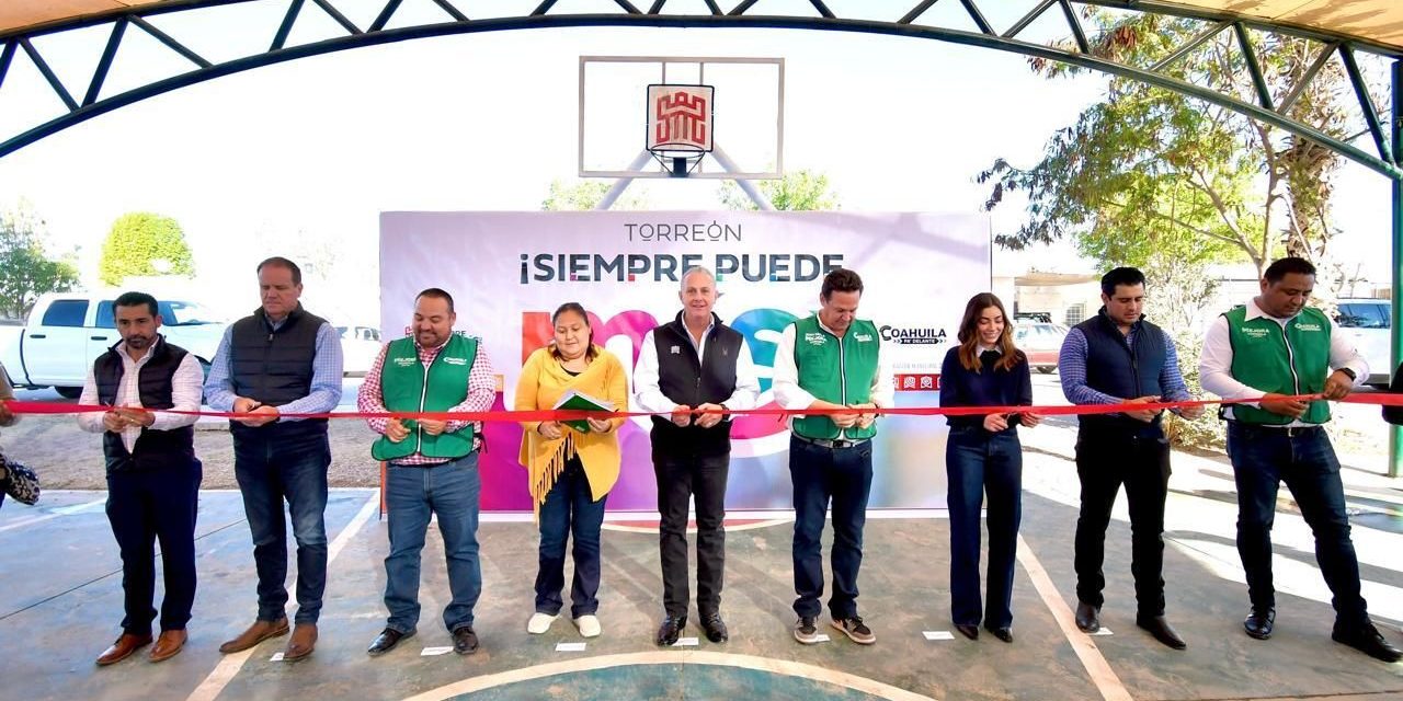 Entrega Román cepeda techumbre a vecinos de Villas San Agustín