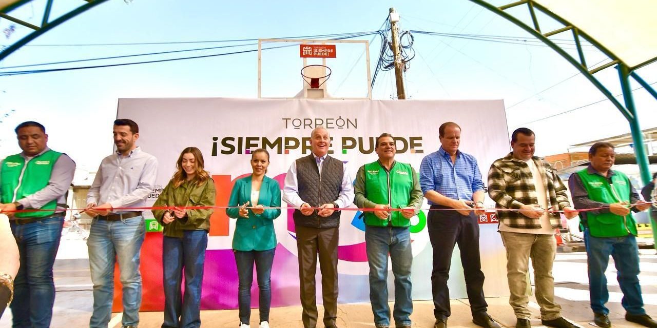 Entrega Román Cepeda techumbre en el ejido La Paz