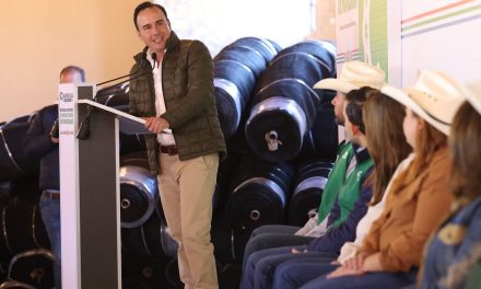 Entrega Manolo Jiménez más apoyos al campo coahuilense